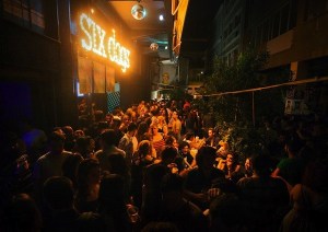 Six-Dogs-Street-Night-01-600x424